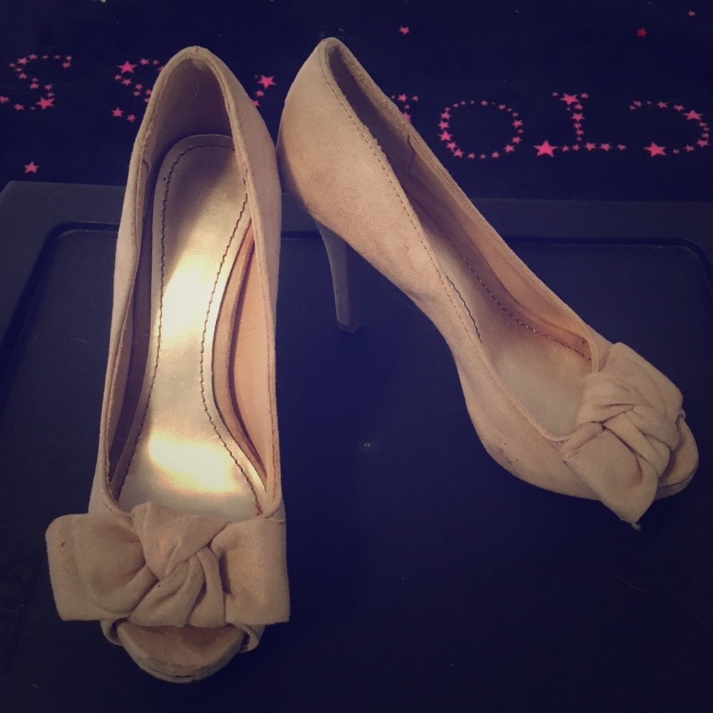Women’s tan heels with bow